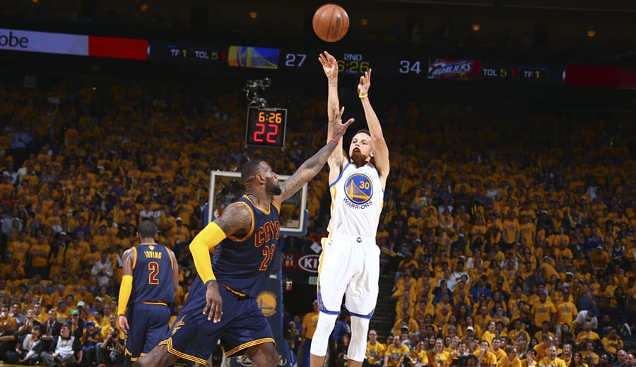 ¡Qué espectáculo! 1-0 para los Warriors en la prórroga. LeBron, 44 puntos (Vídeo)