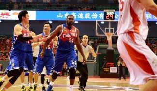 Persecución en China: un rival huye del ex NBA Maxiell tras hacerle falta (Vídeo)