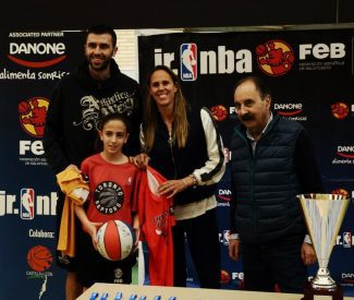 Las mete de todos los colores: Nerea Gutiérrez gana el concurso de triples de la liga Jr. NBA-FEB