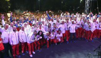 ¡Locura en Belgrado! Los equipos de basket, protas de la recepción olímpica serbia (Vídeo)