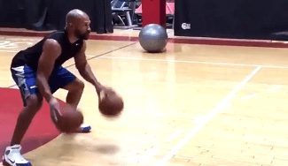 ¿Dejará los banquillos? Derek Fisher, “abierto” a ofertas para jugar. ¡Así entrena! (Vídeo)