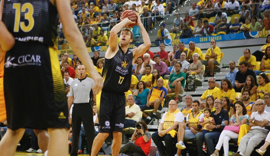 Fran Vázquez, feliz en el Iberostar Tenerife: pensó en «dejar el baloncesto» el año pasado