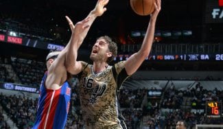 Pau Gasol se cansa de perder y ofrece su mejor versión para ganar a Detroit (Vídeo)