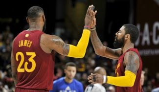 Los Cavs remontan a los Warriors: gorrazo de LeBron y canasta ganadora de Irving (Vídeos)