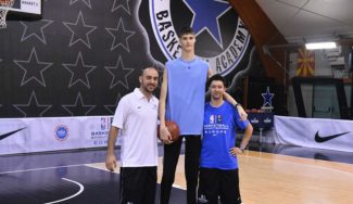 ¡Más alto que cualquier NBA en activo! El rumano de 16 años Robert Bobroczky ya está en USA (Vídeo)