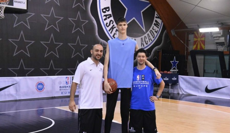 ¡Más alto que cualquier NBA en activo! El rumano de 16 años Robert Bobroczky ya está en USA (Vídeo)