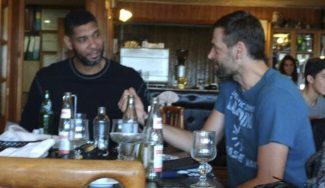 Juntos de vacaciones: Tim Duncan y Fabricio Oberto recorren la Patagonia… ¡en moto!