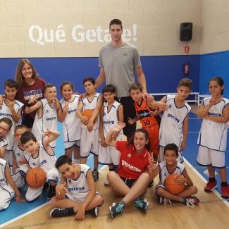 Se lo pasa como un niño: así fue la visita de Víctor Arteaga a los Campus Gigantes (Vídeo)