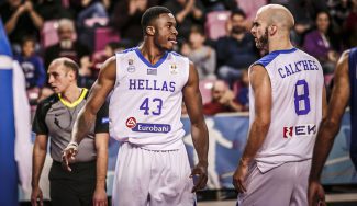 “Es como el fútbol”. Thanasis Antetokounmpo brilla con Grecia y apoya las ventanas (Vídeo)