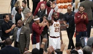 «Es un momento especial». LeBron hace historia… pero vuelve a perder