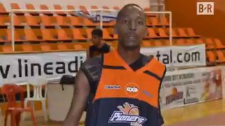 Whitaker, el primer jugador de basket profesional con sólo un brazo