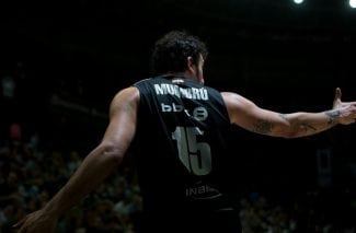 El emotivo homenaje del Bilbao Basket a Álex Mumbrú en su despedida