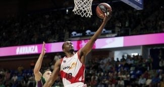 El Baskonia arrolla al Unicaja y es el primer semifinalista de la ACB