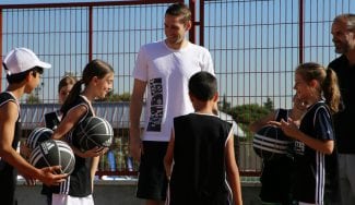 Fabien Causeur sorprende a los niños del Jr Camp Gigantes Basket Lover