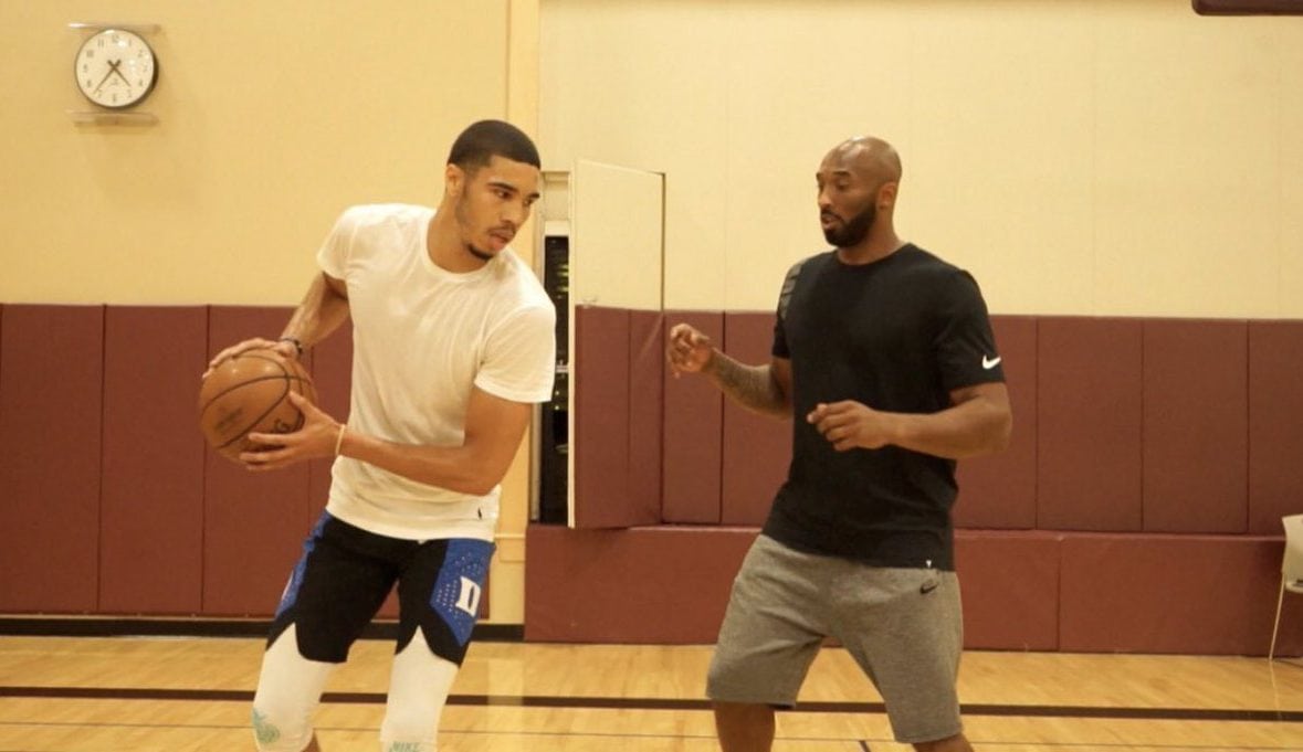 Jayson Tatum trabaja sus movimientos con Kobe Bryant