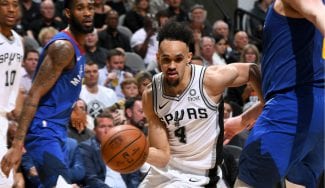 Derrick White tira del carro de los San Antonio Spurs