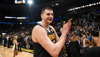 Triple-doble de Jokic y Denver avanza a segunda ronda 10 años después