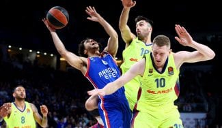 El Barcelona gana al Efes en un final agónico y empata la eliminatoria