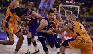 El Barça corta su mala racha arrasando en Gran Canaria y recupera el liderato