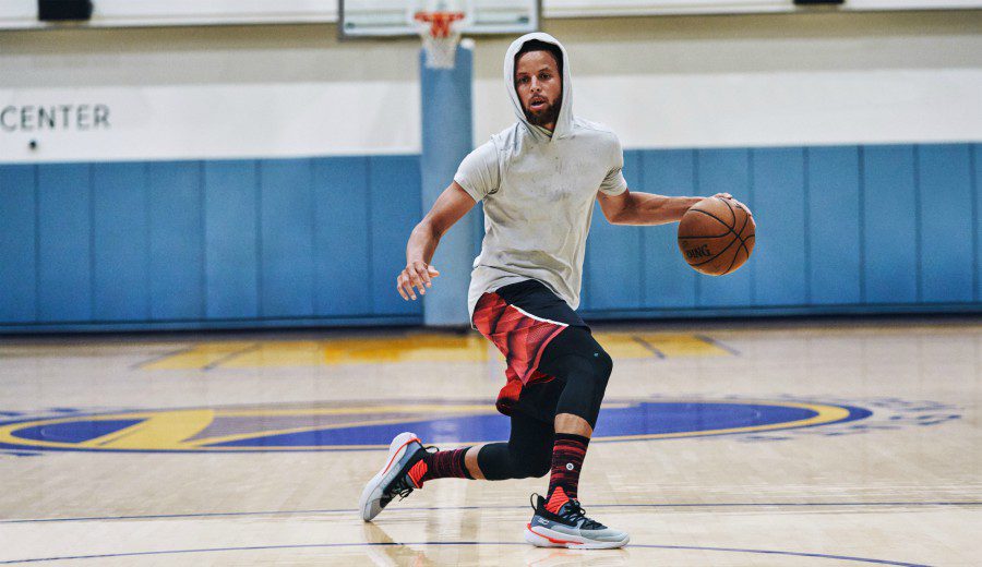 Stephen Curry estrena zapas, la séptima de su serie