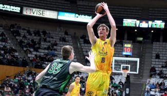 Artem Pustovyi: «El baloncesto me está ayudando a no venirme abajo»
