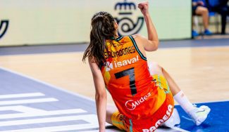 Una desatada Ángela Salvadores guía a Valencia Basket a la final de la Supercopa