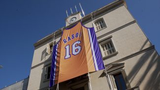 NBA despliega una camiseta gigante de Gasol en el ayuntamiento de Sant Boi de Llobregat